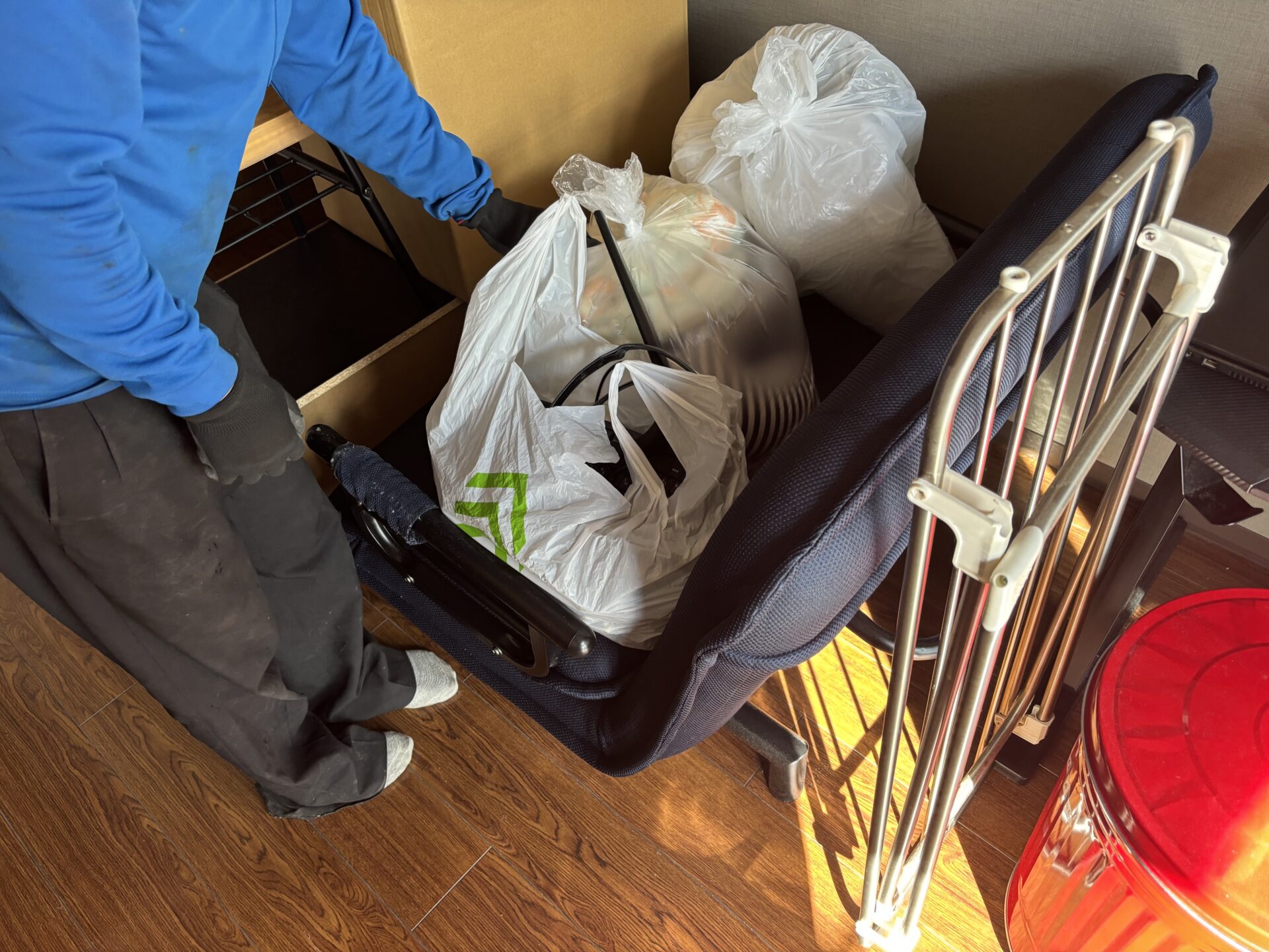 「1DKのアパートのお部屋に溜め込まれていた不用品を回収しました」作業写真