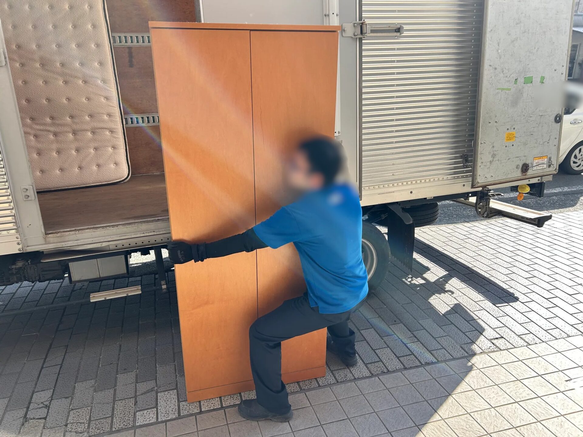 「一人では搬出が難しい大型の棚を回収しました」作業写真