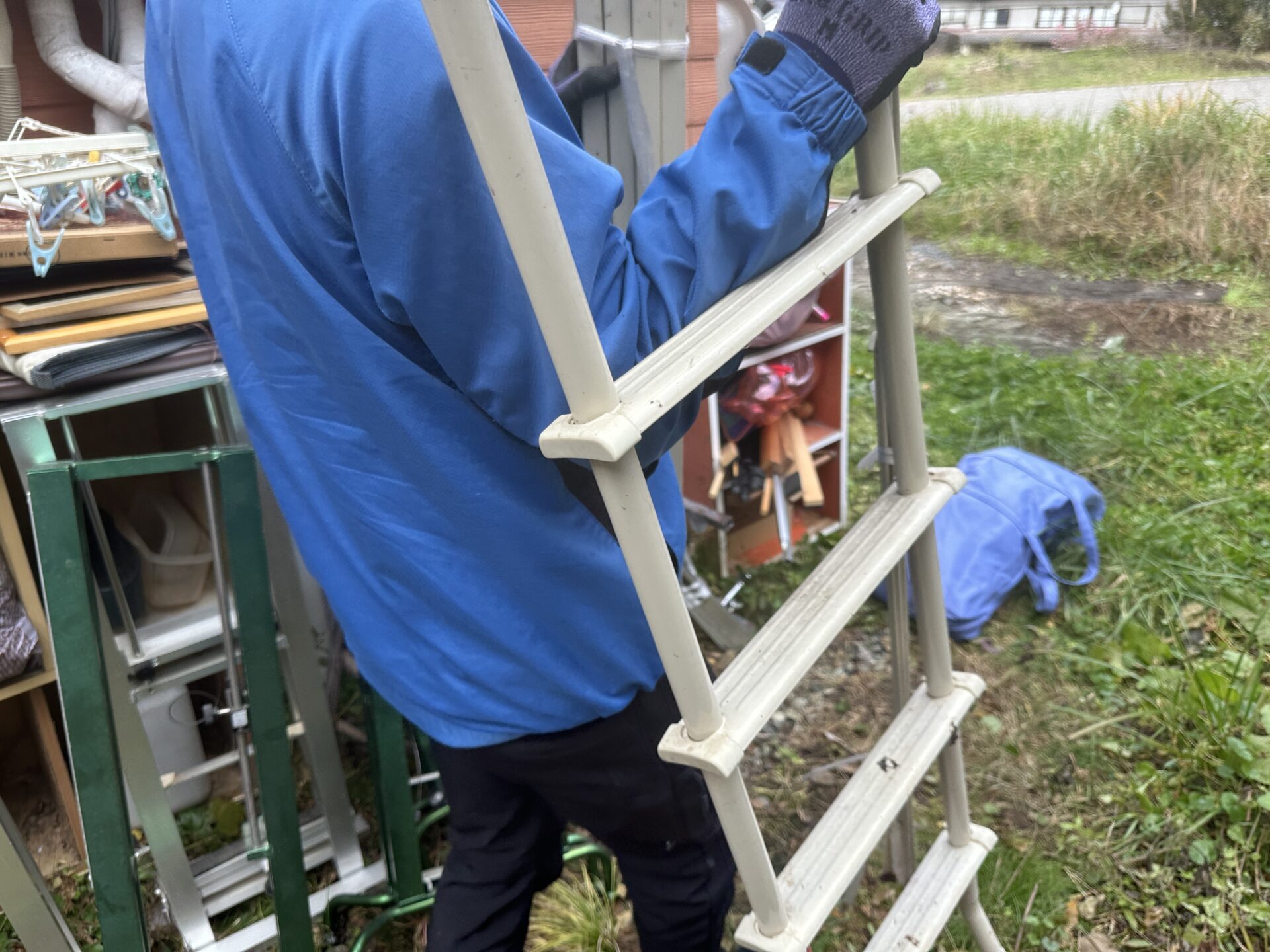 「屋外で保管されていた棚やはしご、額縁などを回収しました」作業写真