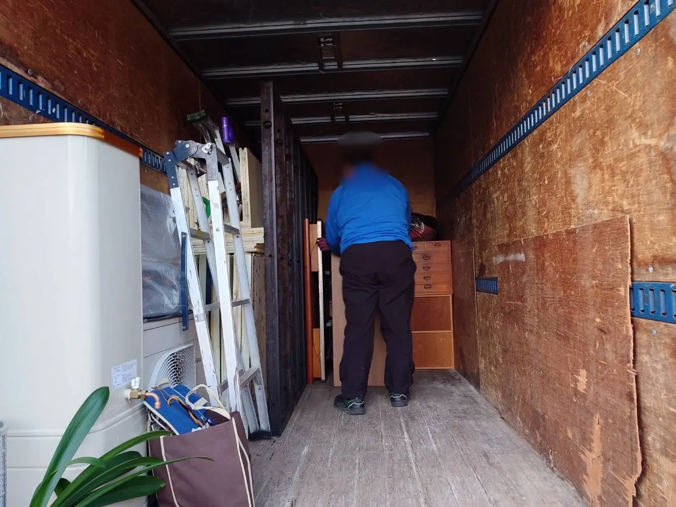 「枕や敷布団、テーブル、額縁などをまとめて回収しました」作業写真