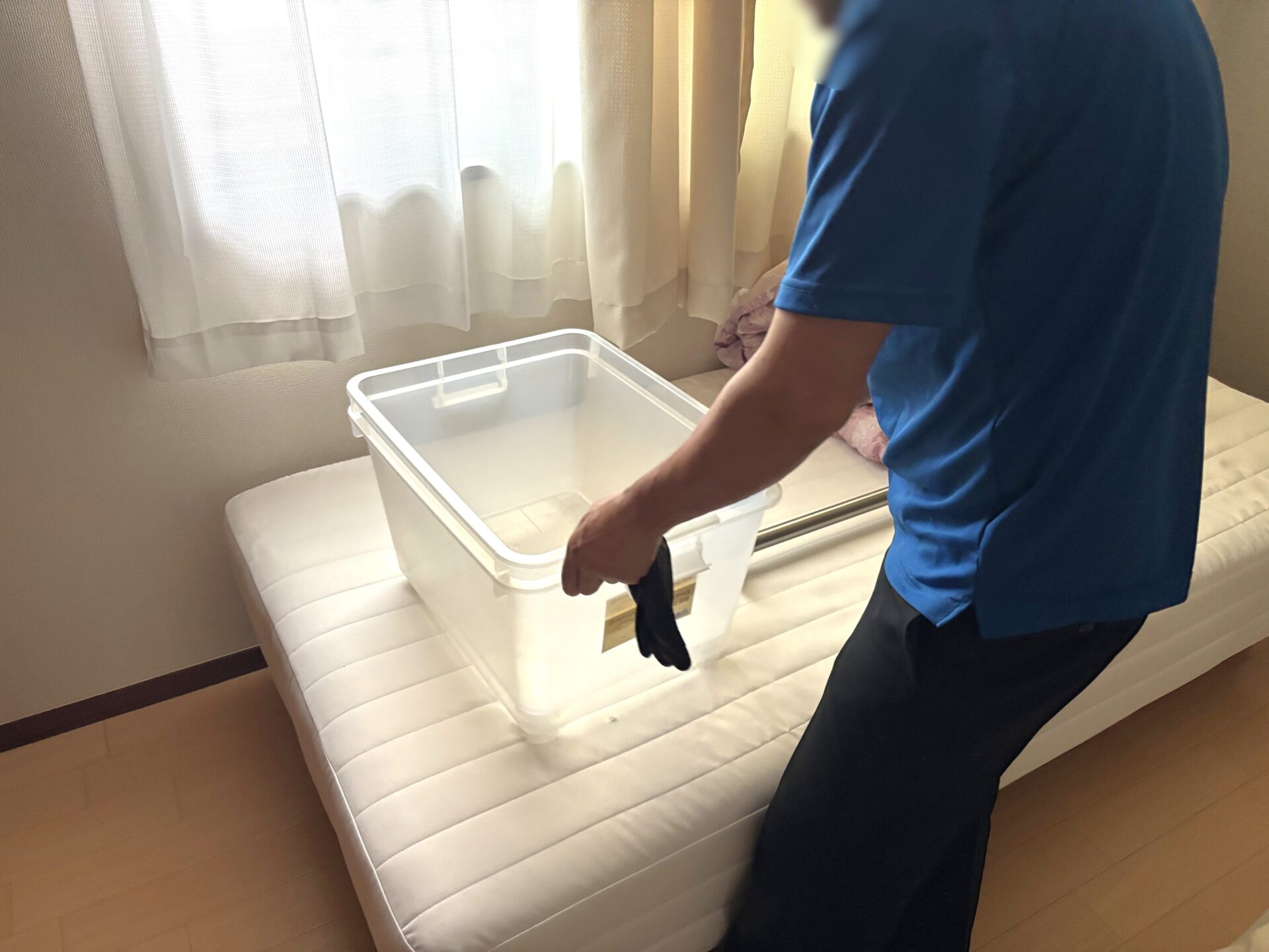 「塗装工事中のアパートからベッドや毛布、衣装ケースなどを回収しました」作業写真