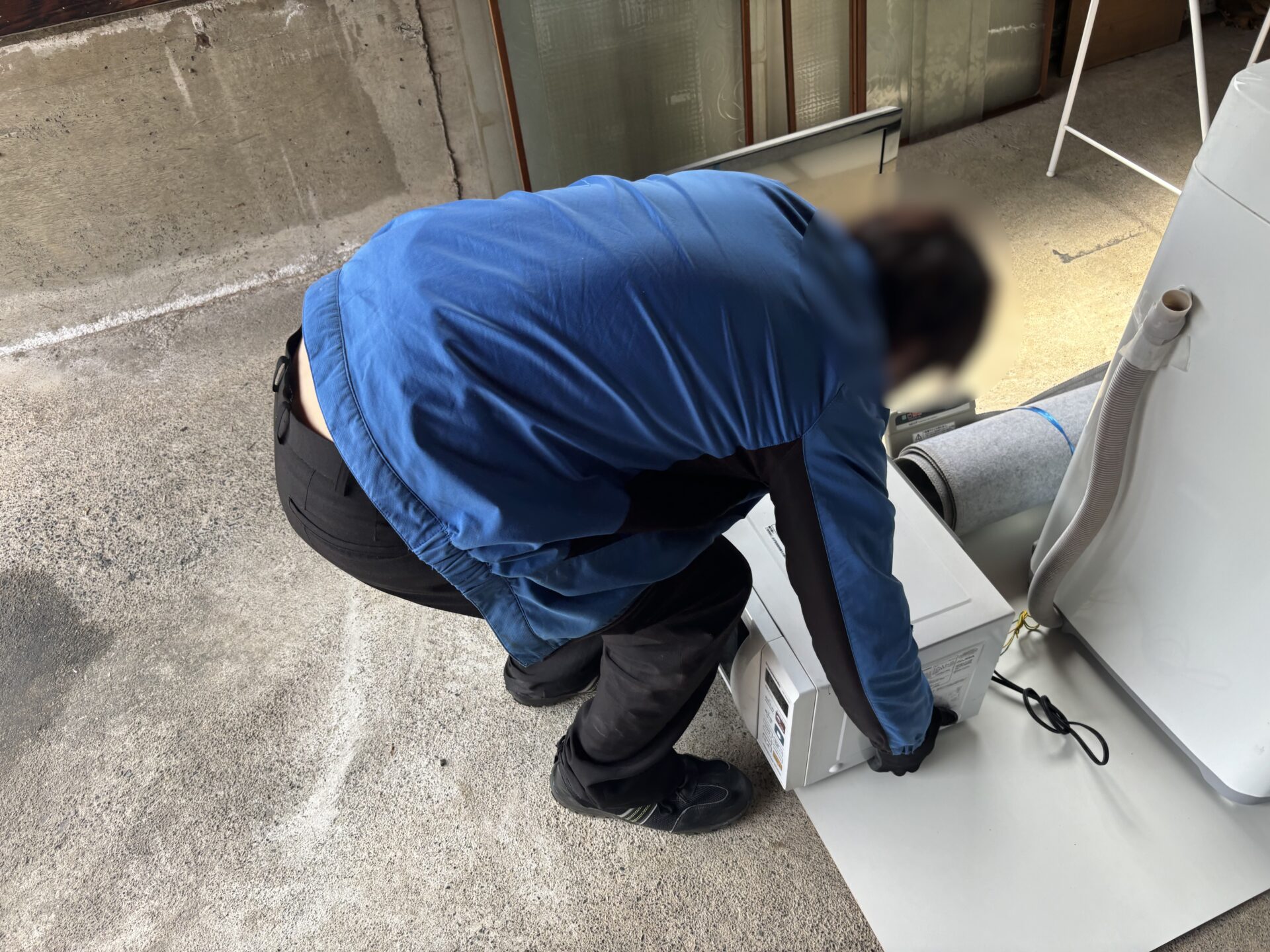 「倉庫に保管されていた洗濯機や電子レンジなどをまとめて回収しました」作業写真